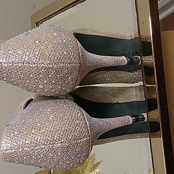 Sliver Slipper, size 9.5, color gold. - Picture 3 of 5